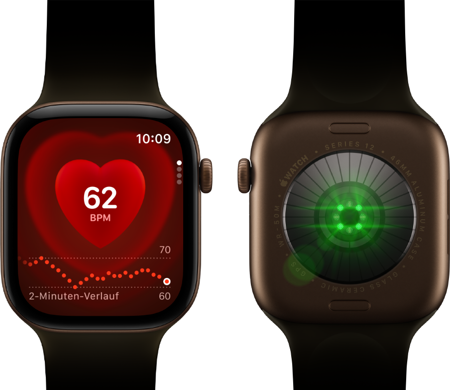 Zwei Apple Watch Series 12 Geräte, Aluminiumgehäuse, Farbe Dunkelbronze mit Sportarmband Oliv, eine zeigt die Herzfrequenz App, die andere das System zur Gesundheitserkennung auf der Rückseite der Watch mit grün leuchtenden LEDs